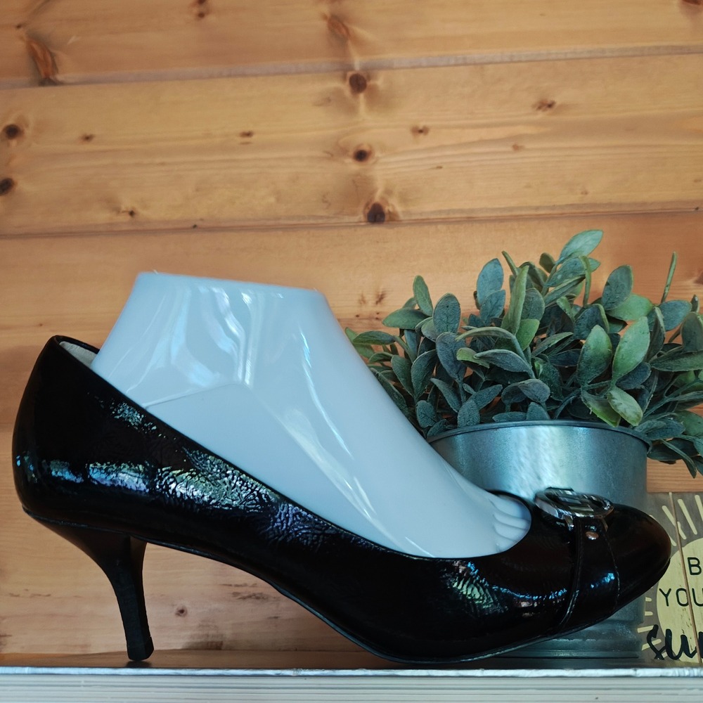 Michael Kors Black Crinkle Patent Leather Mid Classic Pumps Gold Logo Heels 6.5M - Picture 2 of 11